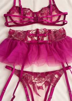 Σετ Σουτιέν με Choker, Ψηλόμεσο G-String και Ζαρτιέρες με Καλτσοδέτες