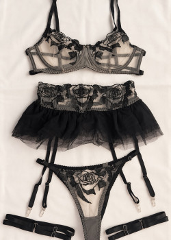 Σετ Σουτιέν με Choker, Ψηλόμεσο G-String και Ζαρτιέρες με Καλτσοδέτες