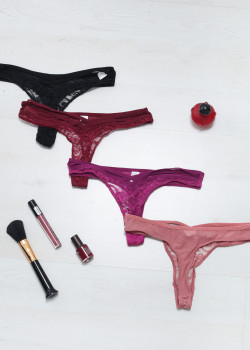 String Δαντέλα με διαφάνεια