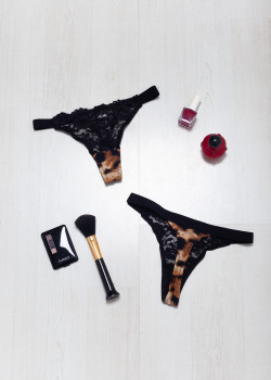 String Δαντέλα με διαφάνεια