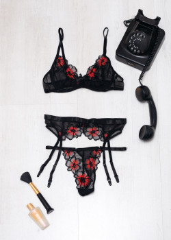 Σετ Σουτιέν Σατέν με Δαντέλα και String