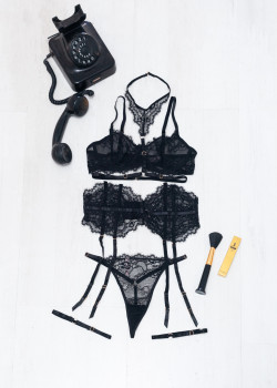 Σετ Σουτιέν με  String, Ζαρτιέρα και Καλτσοδέτες