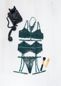 Σετ Σουτιέν με  String, Ζαρτιέρα και Καλτσοδέτες