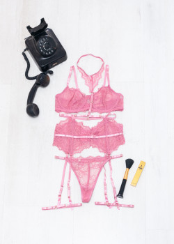 Σετ Σουτιέν με  String, Ζαρτιέρα και Καλτσοδέτες